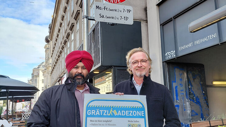 Gurdial Singh Bajwa, Obmann der Kleintransporteure in der Wirtschaftskammer Wien, und Martin Fabisch, Bezirksvorsteher der Josefstadt bei der neuen Grätzl-Ladezone in der Alser Straße 21