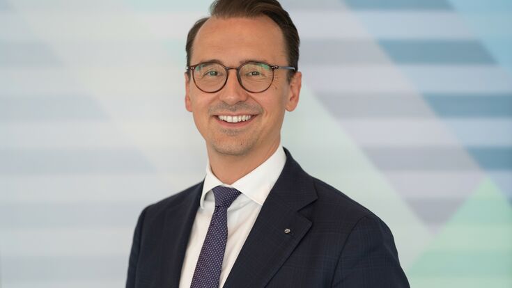 CFO, Vorstand, Waldemar Feldbusch, Accessories, Blazer, Coat, Face, Formal Wear, Happy, Head, Jacket, Person, Tie