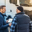 Männer vor LKW