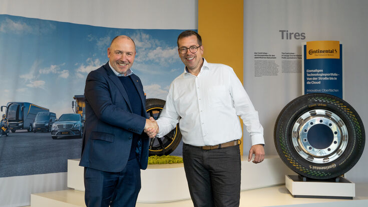 Joachim Fehrenkötter (Vorsitzender von DocStop für Europäer e.V., links) und Timo Röbbel (Leiter Marketing Reifen-Ersatzgeschäft bei Continental Reifen Deutschland) bei der offiziellen Vertragsverlängerung.
