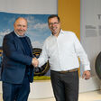 Joachim Fehrenkötter (Vorsitzender von DocStop für Europäer e.V., links) und Timo Röbbel (Leiter Marketing Reifen-Ersatzgeschäft bei Continental Reifen Deutschland) bei der offiziellen Vertragsverlängerung.