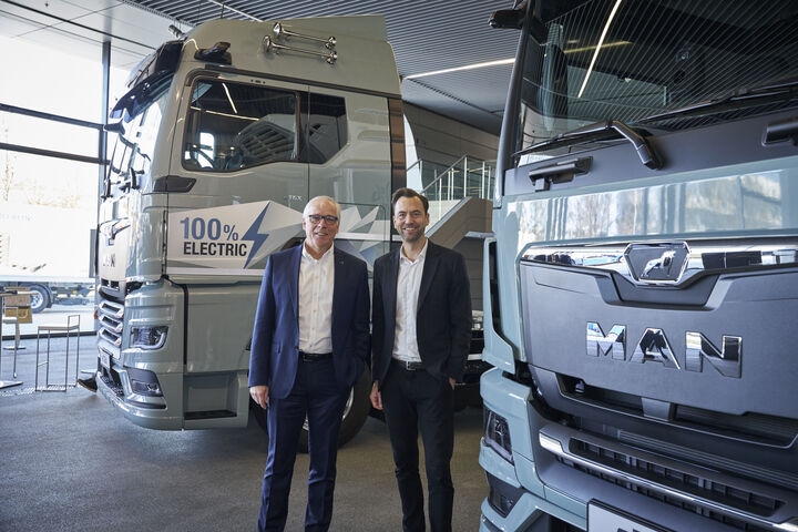 Friedrich Baumann, MAN-Vorstand für Sales und Customer Solutions (links) und Simon Motter, Leiter Volkswagen Konzernlogistik sind die Gastgeber des MAN und Volkswagen Konzernlogistik E-Experience Events.