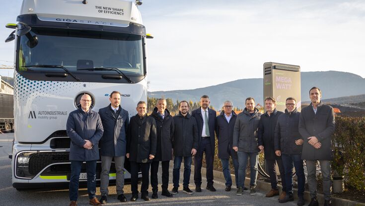 v.l.n.r.: Lars Kuba Vice President Sales & Marketing, Alpitronic, Lukas Baumgartner CEO, Autoindustriale Mobility Group, Michele Tessadri Brand Director Business Mercedes, Autoindustriale, Peter Brunner Landesrat für Umwelt und Energie, Andreas Kostner Präsident/CEO, kostner GROUP 1947, Daniel Alfreider Landesrat für Mobilität
Andreas Schatzer Bürgermeister, Gemeinde Vahrn, Philipp Kostner Vizepräsident/CEO, kostner GROUP 1947, Alois Wach CEO, da emobil,
Alex Pörnbacher CEO, kostner SERVICE STATIONS, Peter Vikoler CEO,  ide2n ENERGY SYSTEMS & E-MOBILITY