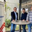 Markus Hilgarth, Geschäftsführer Stern & Hafferl Bau (links), Christian Puck, kaufmännischer Bereichsleiter Stern & Hafferl Bau (mitte)
und Bernhard Gruber Projektmanager Rosenberger Telematics (rechts)