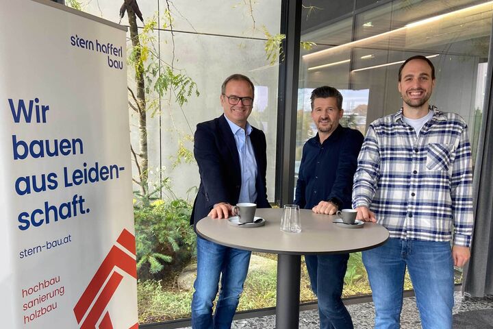 Markus Hilgarth, Geschäftsführer Stern & Hafferl Bau (links), Christian Puck, kaufmännischer Bereichsleiter Stern & Hafferl Bau (mitte)
und Bernhard Gruber Projektmanager Rosenberger Telematics (rechts)