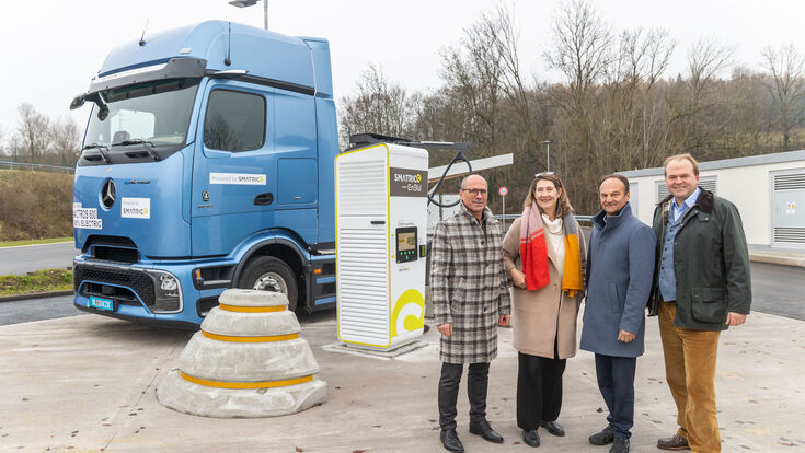 Bei der Eröffnung des Ladeparks in Regau (v.l.n.r.): Thomas Landsbek, CEO SMATRICS EnBW, Sonja Pickhardt-Kröpfel, Stadträtin Vöcklabruck, Peter Harringer, Bürgermeister Regau und Hauke Hinrichs, COO SMATRICS EnBW und CEO SMATRICS