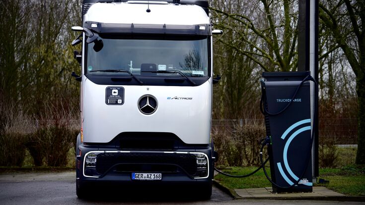 Daimler Truck baut halböffentliches Ladenetzwerk für Lkw auf ? erste Pilotkunden erfolgreich gestartet Daimler Truck establishes semi-public charging network for trucks ? first pilot customers successfully launched