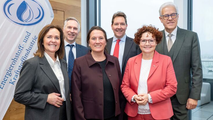 v.l.n.r.: WKÖ-Vizepräsidentin Angelika Sery-Froschauer, Armin Springer (Enilive Austria), Hedwig Doloszeski (GF Fachverband der Energierohstoff- und Kraftstoffindustrie), Martijn van Koten (Obmann Fachverband der Energierohstoff- und Kraftstoffindustrie), Staatssekretärin Elisabeth Zehetner (BMWET), Rainer Klöpfer (Shell)