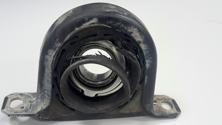 Beschädigtes Kardanwellenlager, durch aufgerissenes Elastomerlager 