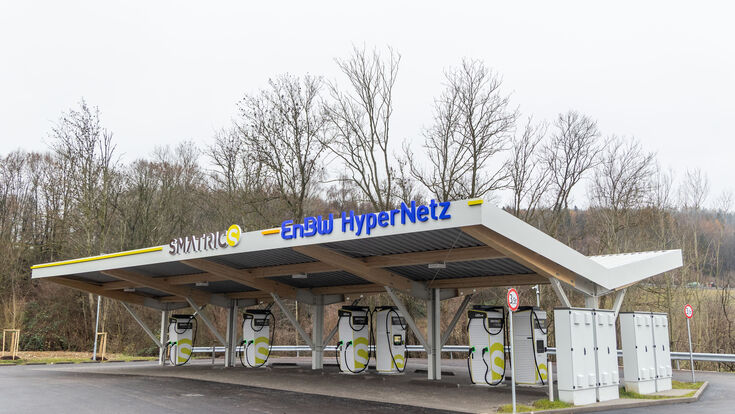 SMATRICS EnBW Ladepark in Regau mit zwölf Ladepunkten für PKW und drei Ladepunkten für LKW.