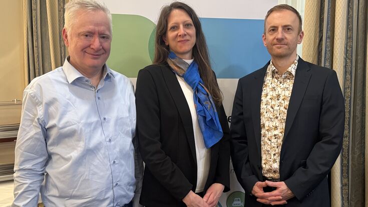 (v.l.): Von der eFuel Alliance Österreich Generalsekretär Stephan Schwarzer, Dora Szalay und Wirtschaftsanalyst Günther Oswald im Rahmen der Präsentation der Studie im Restaurant Wiener Wirtschaft