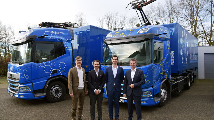 Die RWTH-Forschungspartner Professor Achim Kampker (v. l.) und Clemens Niederée (PEM) sowie Gordon Witham und Professor Lutz Eckstein (ika)