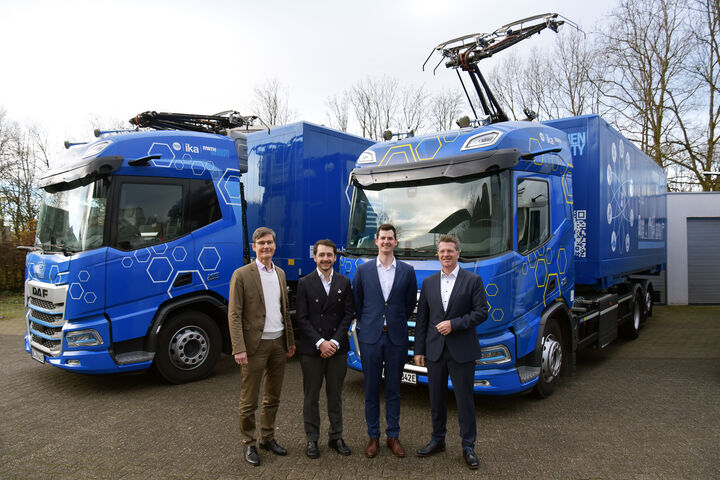 Die RWTH-Forschungspartner Professor Achim Kampker (v. l.) und Clemens Niederée (PEM) sowie Gordon Witham und Professor Lutz Eckstein (ika)