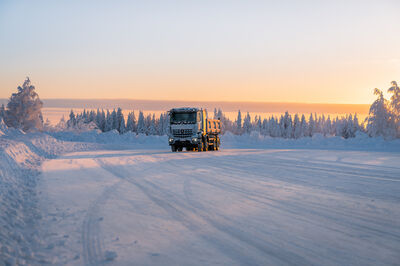 Anfang des Jahres wurde der lokal CO2e-freie E-Lkw am finnischen Polarkreis bei bis zu minus 20 Grad auf Schnee und Eis getestet.