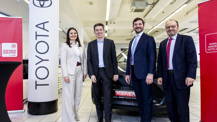 Stephanie Ernst MMBA. MSc, Geschäftsführerin RAINER Gruppe, Cédric Borremans,
Geschäftsführer Toyota Austria, Maximilian Lemberger und KommR Prof. Burkhard W. R. Ernst,
Geschäftsführer RAINER Gruppe beim offiziellen Startschuss für die neue Partnerschaft zwischen
RAINER und Toyota im umgestalteten RAINER Megastore.
