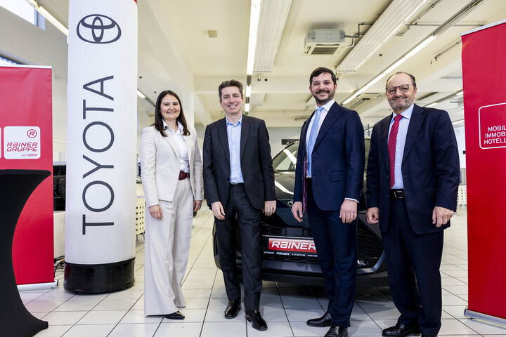 Stephanie Ernst MMBA. MSc, Geschäftsführerin RAINER Gruppe, Cédric Borremans,
Geschäftsführer Toyota Austria, Maximilian Lemberger und KommR Prof. Burkhard W. R. Ernst,
Geschäftsführer RAINER Gruppe beim offiziellen Startschuss für die neue Partnerschaft zwischen
RAINER und Toyota im umgestalteten RAINER Megastore.