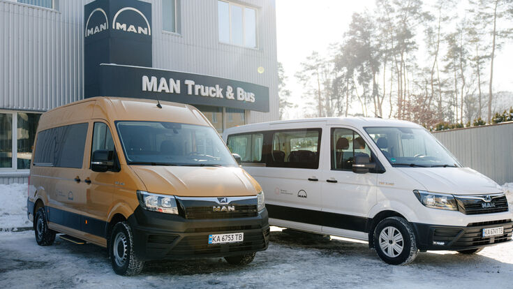 MAN spendet vier MAN TGE für Schulweg-Transporte in der Ukraine.
