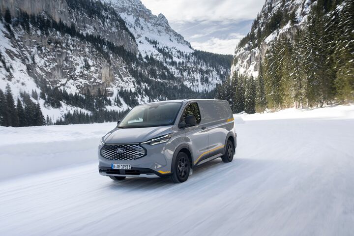 Der neue 4WD Antrieb für den E-Transit Custom stellte seine Fähigkeiten auf Schnee und Eis eindrucksvoll unter Beweis.
