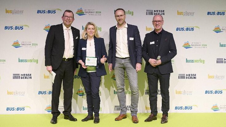 Marta Busche und Sebastian Greiser nehmen den Preis für Continental von Rainer Langhammer (Geschäftsführer des HUSS Verlags, links) und Jurymitglied Achim Ziemons (Geschäftsführer von DIE ASG, rechts) entgegen.