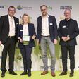 Marta Busche und Sebastian Greiser nehmen den Preis für Continental von Rainer Langhammer (Geschäftsführer des HUSS Verlags, links) und Jurymitglied Achim Ziemons (Geschäftsführer von DIE ASG, rechts) entgegen.