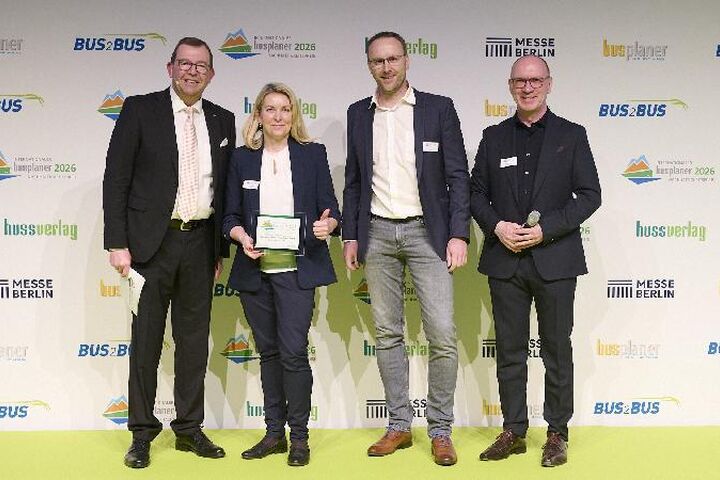 Marta Busche und Sebastian Greiser nehmen den Preis für Continental von Rainer Langhammer (Geschäftsführer des HUSS Verlags, links) und Jurymitglied Achim Ziemons (Geschäftsführer von DIE ASG, rechts) entgegen.
