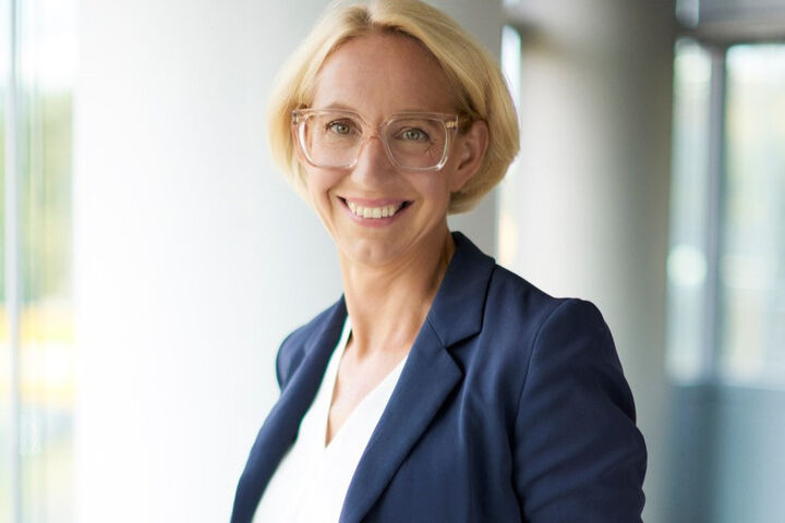 Nicole Mommsen bringt umfangreiche Erfahrung aus leitenden Kommunikationsfunktionen mit.