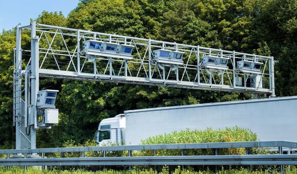 DKV Mobility erwirbt Mehrheitsbeteiligung an Tolltickets, um europäisches Mautgeschäft auszubauen.