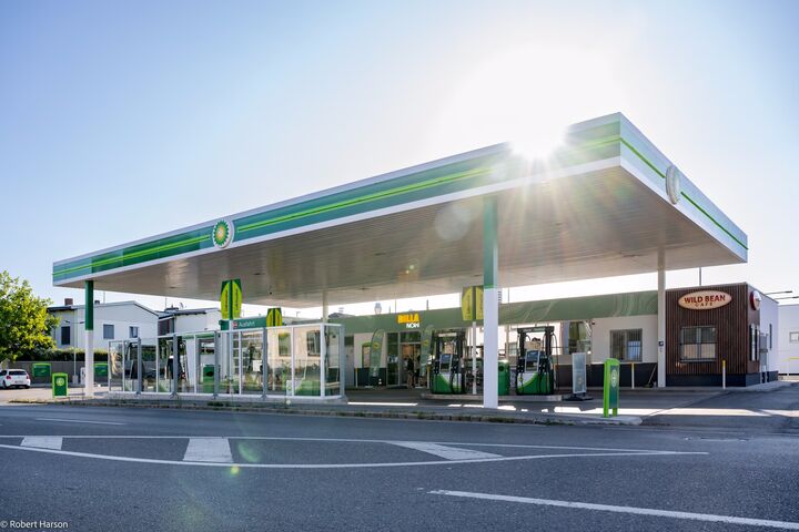 bp schließt Vereinbarung zum Verkauf des österreichischen Tankstellen- und E-Ladegeschäfts